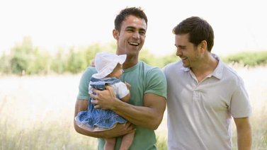 Gais “la tienen difícil” para ser padres adoptivos en Venezuela