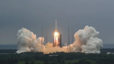 Despega con éxito nave que llevará a tres astronautas chinos al espacio