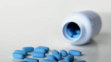 Abuelo pinta pastillas de azul y las vende como Viagra