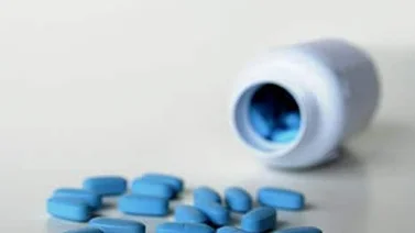 Abuelo pinta pastillas de azul y las vende como Viagra