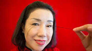 Una mujer rompe récord de las pestañas más largas del mundo Una mujer rompe récord de las pestañas más largas del mundo