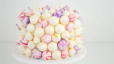 Torta de naranja decorada con suspiritos Torta de naranja decorada con suspiritos