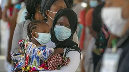 Contagios globales bajan por séptima semana consecutiva pero aumentan en África