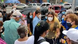 Se registran largas colas para vacunarse en la ciudad de Caracas (+Video)