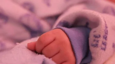 Joven graba mientras maltrata y golpea a su hija
