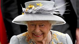 Reina Isabel II "encantada" con el nacimiento de su bisnieta