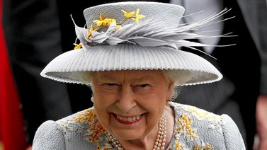 Reina Isabel II "encantada" con el nacimiento de su bisnieta