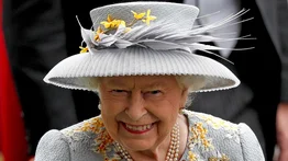Reina Isabel II "encantada" con el nacimiento de su bisnieta