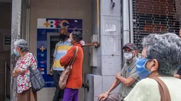 Adultos mayores buscan como "rebuscarse" porque la pensión no les alcanza