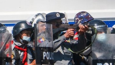 Dos periodistas son sentenciados a cárcel en Myanmar