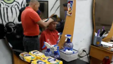 Reciben un kilo de arroz por el corte de cabello Reciben un kilo de arroz por el corte de cabello