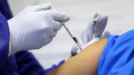 Rumanía, primer país en comenzar a vacunar a niños contra la COVID