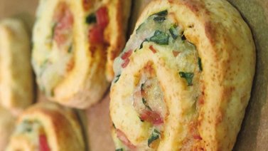 Espirales de espinaca, queso y tocineta