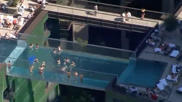Londres estrena la piscina "colgada" construida a 35 metros de altura (+Vídeo)