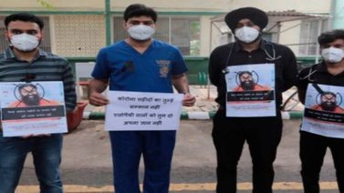 Miles de doctores protestan en la India contra un controvertido gurú del yoga