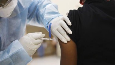 Solo 42% de los médicos en Venezuela reciben vacuna anticovid, según ONG
