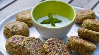 Falafel con salsa de yogur (paso a paso)