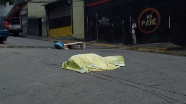 Abandonan un cadáver en la avenida principal de El Cementerio