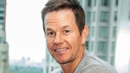 Mark Wahlberg se une de sorpresa a una clase en gimnasio de Florida