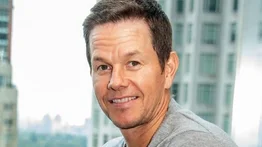 Mark Wahlberg se une de sorpresa a una clase en gimnasio de Florida