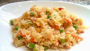 Plato principal: arroz frito con jamón Plato principal: arroz frito con jamón