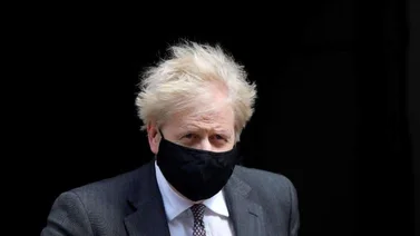 Boris Johnson niega que su gestión de la pandemia haya costado vidas