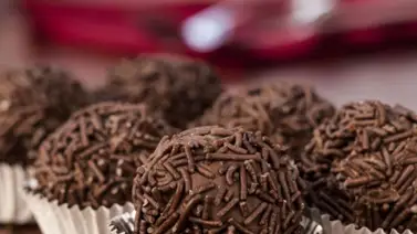 Bocados de trufas de ponqué y chocolate Bocados de trufas de ponqué y chocolate