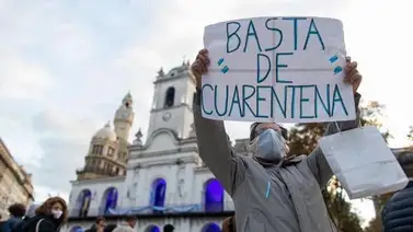 Argentinos protestan contra nuevo confinamiento para frenar COVID-19 Argentinos protestan contra nuevo confinamiento para frenar COVID-19