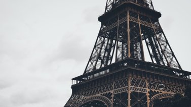 Ilusión óptica hace "flotar" la torre Eiffel sobre un enorme barranco (+Fotos)