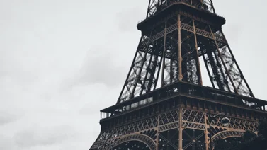 Ilusión óptica hace "flotar" la torre Eiffel sobre un enorme barranco (+Fotos)