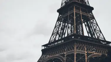 Ilusión óptica hace "flotar" la torre Eiffel sobre un enorme barranco (+Fotos) Ilusión óptica hace "flotar" la torre Eiffel sobre un enorme barranco (+Fotos)