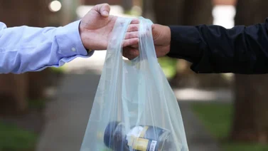 Inglaterra dobla el precio de las bolsas de plástico de un solo uso