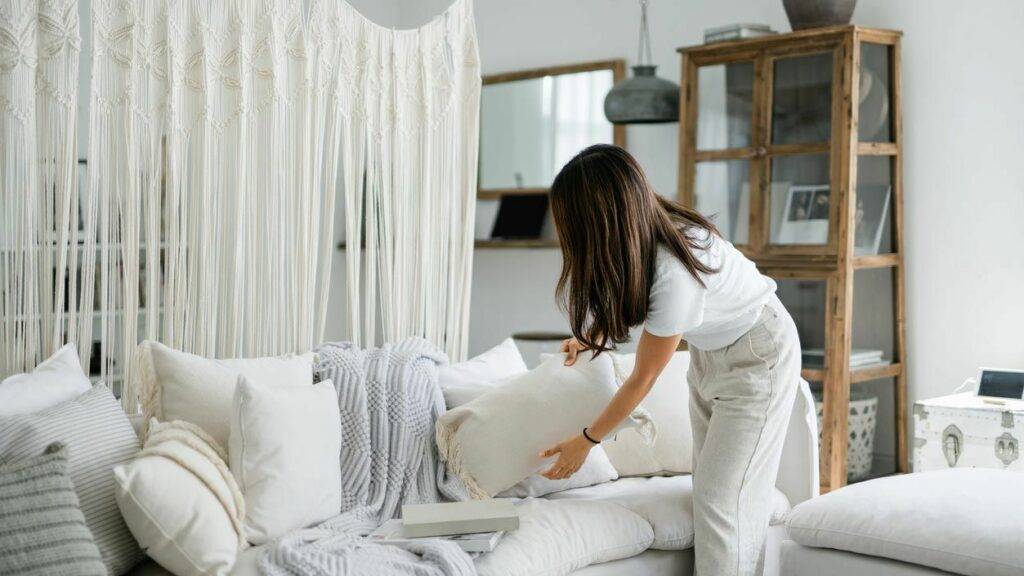 ¿Cuántos cojines se deben colocar en el mueble?