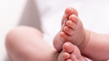 Mujer encuentra a una bebé recién nacida enterrada viva en su jardín