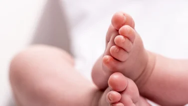 Mujer encuentra a una bebé recién nacida enterrada viva en su jardín