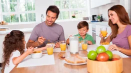 Alimentarse en familia mejora funciones en el organismo
