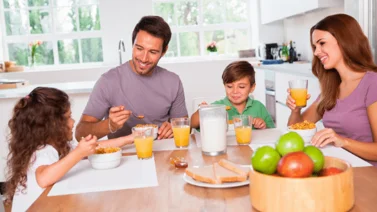 Alimentarse en familia mejora funciones en el organismo