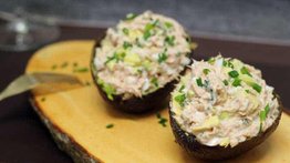 Aguacate relleno de atún, rico almuerzo nutritivo