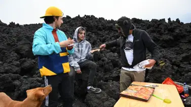 "Pizza a la lava" la ardiente manera de hornear pizza sobre un volcán "Pizza a la lava" la ardiente manera de hornear pizza sobre un volcán