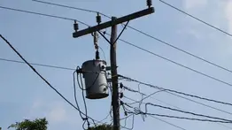 Niño muere de una descarga eléctrica al intentar recuperar un papagayo