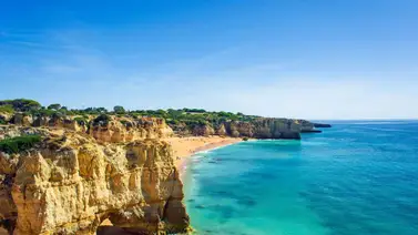 Portugal multará con cien euros por incumplir normas COVID en la playa Portugal multará con cien euros por incumplir normas COVID en la playa