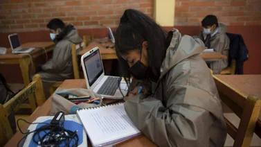 Escuela en Bolivia abre para apoyar a estudiantes sin acceso a internet