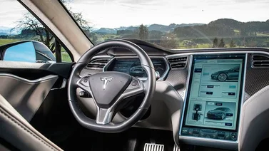 Un hombre es arrestado por viajar en un Tesla sin conductor