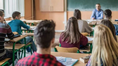 Mujer se hace pasar por una estudiante para entorpecer la clase y ganar seguidores