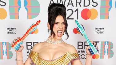 Dua Lipa es la triunfadora absoluta de la colorida fiesta de los premios Brit