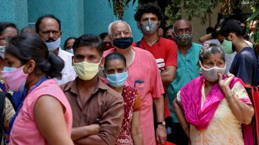 COVID-19 y las variantes siguen dejando muertes en la India
