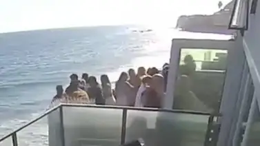 “Extraño accidente”: Un balcón lleno de gente cae al vacío “Extraño accidente”: Un balcón lleno de gente cae al vacío