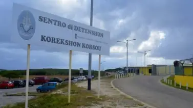 Migrantes criollos son encerrados junto a delincuentes en Curazao Migrantes criollos son encerrados junto a delincuentes en Curazao