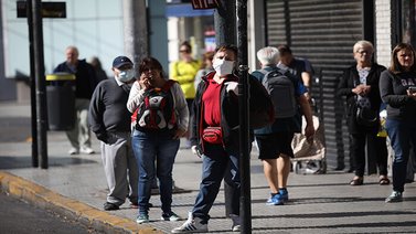 Argentina reporta nuevo récord de contagios y supera las 59.000 muertes