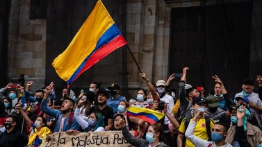 Cientos de colombianos protestan frente al Parlamento Europeo